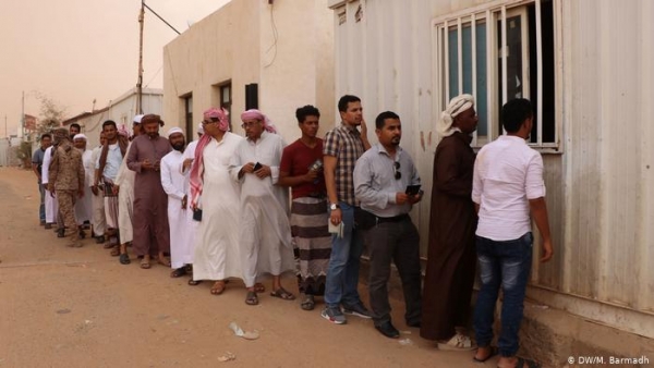 قررت الرياض تسريحهم.. منظمة حقوقية تدعو لإنقاذ آلاف اليمنيين العاملين جنوب السعودية