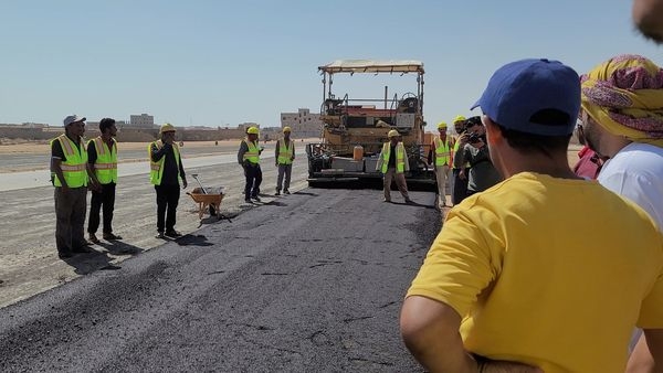 السلطة المحلية بالمهرة تُدشن العمل في مشروع سفلتة المدخل الجنوبي لمدينة الغيضة