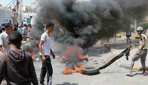 وزير سابق يدعو أبناء عدن للتظاهر تنديدا بتردي الأوضاع وانقاذ العملة