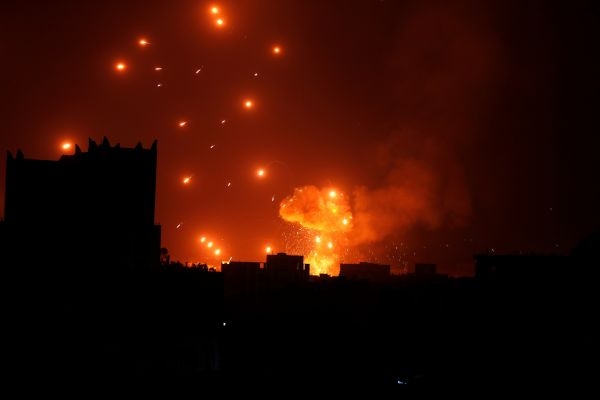 التحالف يشن عدة غارات ليلية على مواقع للحوثيين في صنعاء والحديدة