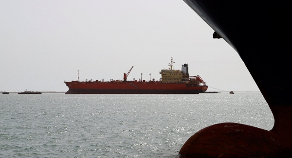 جماعة الحوثي تتهم التحالف باقتياد سفينة وقود قسرًا إلى سواحل جيزان
