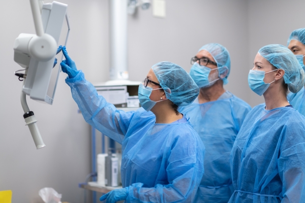 دراسة: النساء أكثر عرضة للوفاة داخل غرفة العمليات عندما يكون الجراح رجلا