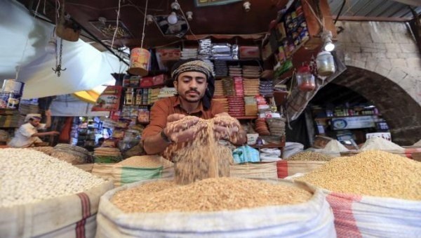 نقص المعروض من السلع في اليمن يؤجج الأسعار