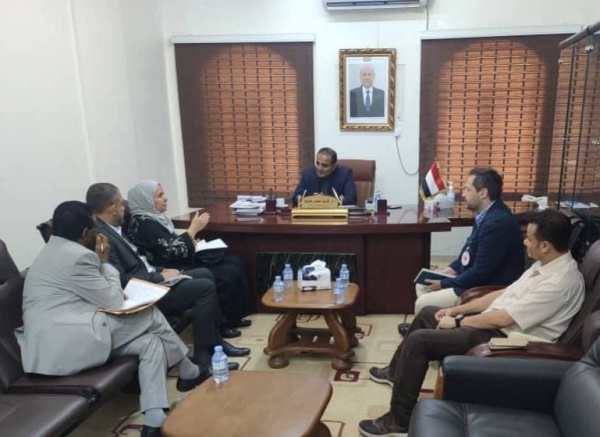 وزير الصحة يبحث مع مكتب الصليب الأحمر امكانية حصول اليمن على أدوية للأمراض المزمنة