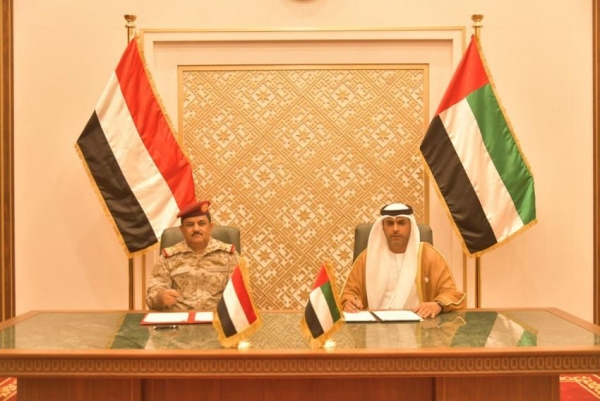 وزير الدفاع اليمني يوقع اتفاقية مشبوهة مع الإمارات