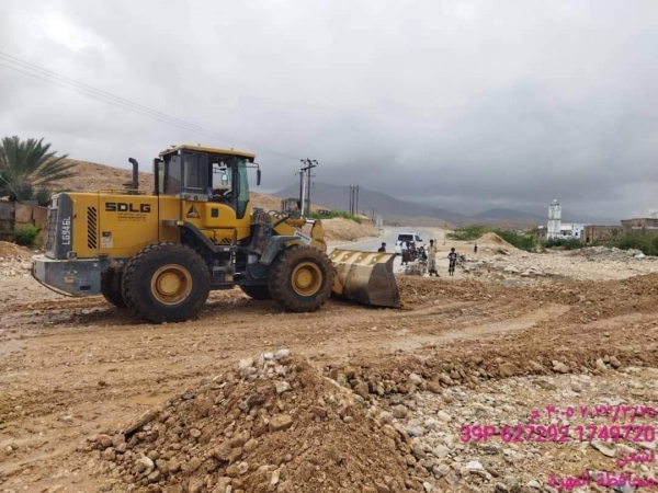 مؤسسة الطرق بالمهرة تنفذ حملة لإزالة مخلفات السيول في الطرق المتضررة