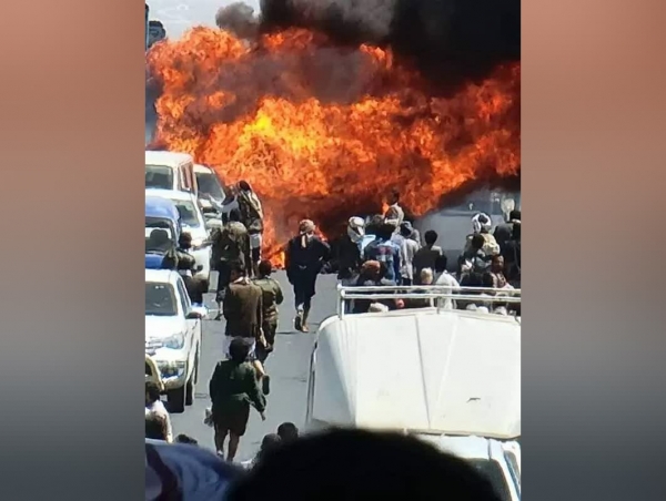 حريق هائل يلتهم عددا من السيارات شمالي صنعاء