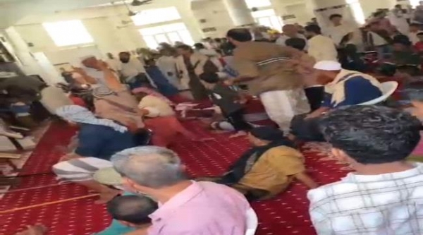 عدن.. مصلّون ينزلون خطيب مسجد من المنبر بعد إساءته لـ"حماس" وصدور قرار بإيقافه