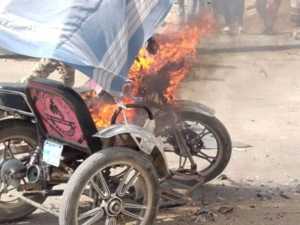 تشكيلات الانتقالي تحرق دراجات نارية لمواطنين في عدن