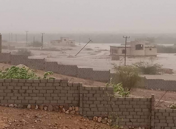 إعصار "تيج".. الهلال الأحمر يعلن عدم مقدرته الوصول للمتضررين بالمهرة ويدعو لإرسال طائرة لإنقاذهم