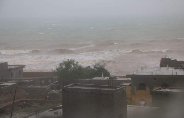إعصار "تيج".. نزوح عشرات الأسر وتضرر طرقات ومزارع ونفوق مواشي في سقطرى