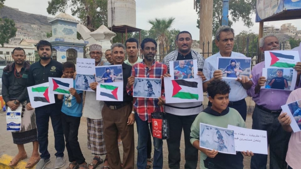 عدن.. وقفة تضامنية تندد بجرائم العدو الصهيوني ضد للصحفيين في غزة