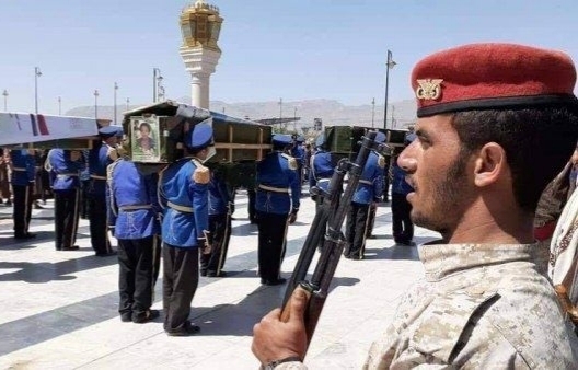 جماعة الحوثي تعلن مقتل اثنين من جنودها يحملان رتبا عسكرية