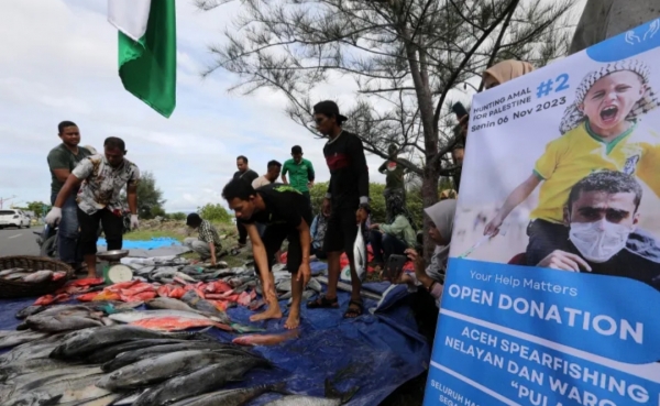 صيادون بإندونيسيا يخصصون مبيعاتهم لمساعدة غزة