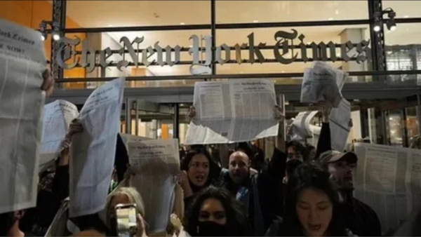 محتجون يقتحمون صحيفة "نيويورك تايمز" ويطالبون بوقف الإبادة الجماعة على غزة