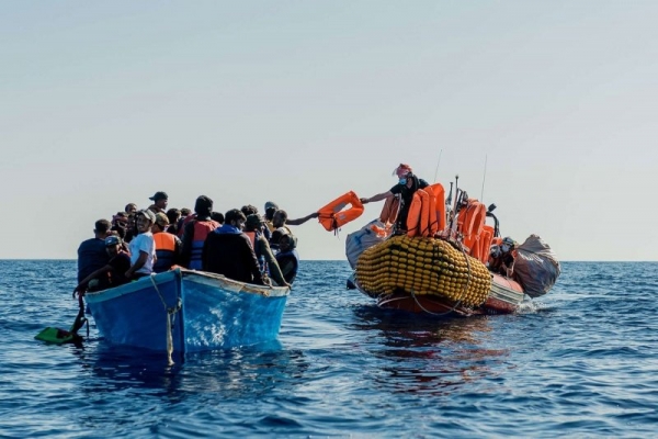 خفر السواحل اليمنية تعلن انقاذ 26 مهاجرًا بعد غرق قاربهم قبالة سواحل المخا