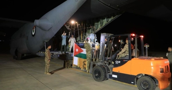 الأردن يعلن إنزال مساعدات طبية بالمظلات مجددا فوق غزة
