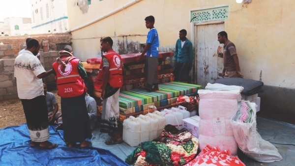 المهرة.. الهلال الأحمر اليمني يوزع مواد إيوائية على متضررين من إعصار تيج