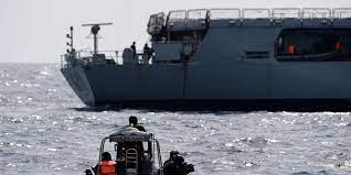 سفينة حربية تسارع للتحقيق في هجوم محتمل لقراصنة على سفينة قبالة الصومال