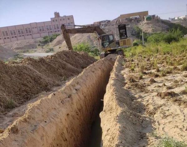 شق قناة لتصريف المياه الراكدة بمدينة الغيضة إلى الوادي في المهرة