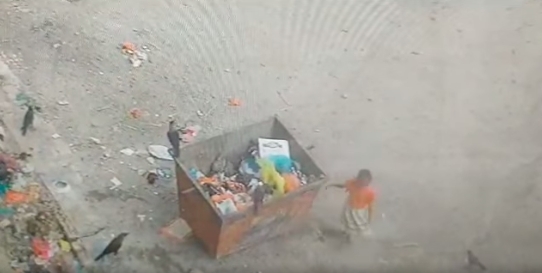 عدن.. وفاة طفلة أثناء محاولتها البحث عن طعام في برميل القمامة