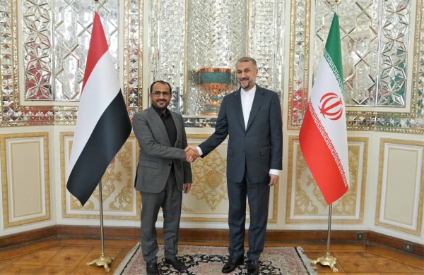 رئيس وفد الحوثيين يبحث مع مسؤولين إيرانيين مسار السلام في اليمن