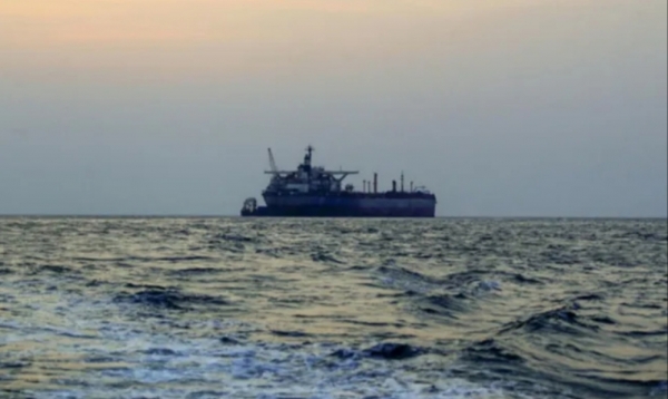 الشركة المشغلة للسفينة التي أصيبت بصاروخ للحوثيين تؤكد أن الطاقم لم يصب بأذى في الانفجار