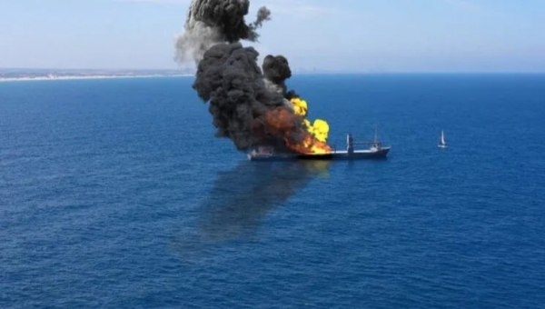 الجيش الأمريكي يؤكد أن الصاروخ الحوثي ألحق أضرارا بناقلة نفط في خليج عدن