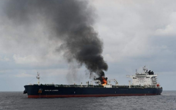 البحرية البريطانية تعلن نشوب حريق في سفينة شحن بخليج عدن جراء تعرضها لاستهداف بصاروخين