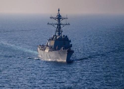 القوات الأمريكية تعلن إسقاط صاروخا باليستيا أطلق نحو سفينة في خليج عدن