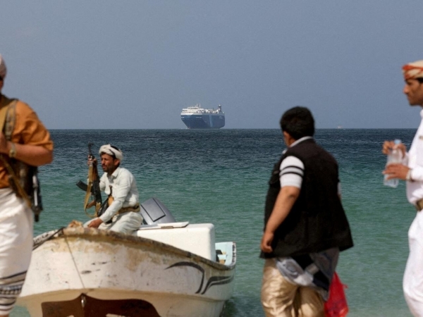 جماعة الحوثي تعلن اشتعال النيران في سفينة امركية بعد استهدافها بالصواريح في خليج عدن