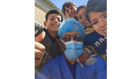جراح عماني يصل إلى غزة تحت قصف الاحتلال لعلاج المصابين
