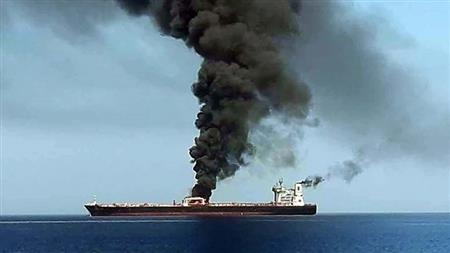 شوهد الدخان يتصاعد.. هجوم يلحق أضرارا بسفينة قبالة اليمن