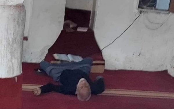 وفاة مُسن وهو صائم يقرأ القرآن في أحد مساجد إب