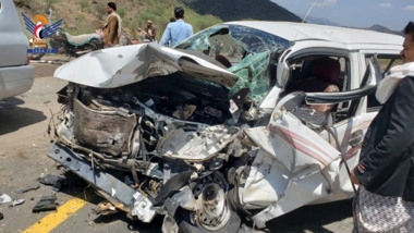 وفاة وإصابة 22 شخصا في حادث تصادم سيارتين على خط الحديدة صنعاء