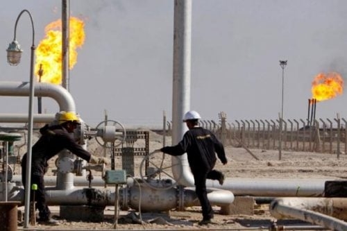 مسؤول حكومي يقول إن جماعة الحوثي ابدت استعدادها رفع الحظر عن تصدير النفط مقابل وقف قرار نقل البنوك