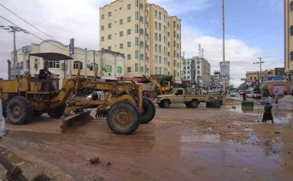 صندوق النظافة بالمهرة يباشر شفط مياه الأمطار جراء المنخفض الجوي