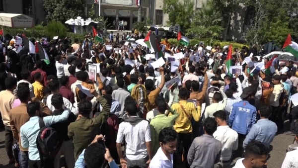 طلاب جامعة تعز يتضامون مع مظاهرات الجامعات الغربية المنددة بالإبادة في غزة