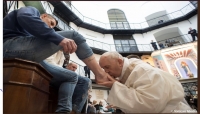 بابا الفاتيكان يقبل أقدام 12 سجينا بينهم مسلمان