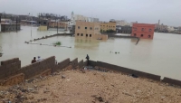 «المهرة».. نزوح عشرات الأسر خوفا من وصول السيول إلى منازلهم بسبب المنخفض الجوي