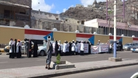 وقفة احتجاجية لأطباء يطالبون بإعادتهم للعمل في مستشفى عدن