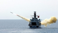 القوات الأمريكية تعلن التصدي لصاروخ باليستي وأربع مُسيّرات حوثية